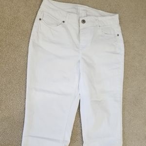 Maurices 9/10 capris brand new WHITE